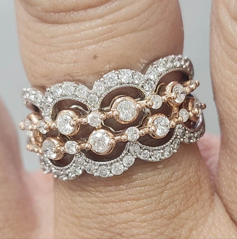 Elegant Gold W/diamonds Ring. Size 8.